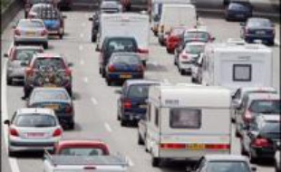 Le trafic était moins dense samedi à 16H30 avec 256 km de bouchons contre 500 km enregistrés à la mi-journée, cette journée de départ en vacances étant classée rouge dans le sens des départs et qui a commencé par deux accidents mortels ayant tué trois personnes.