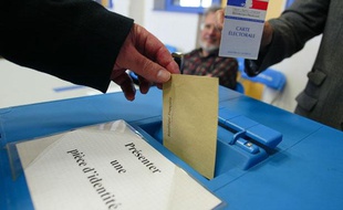 Au premier tour des élections cantonales, le samedi 20 mars 2011, dans un bureau de vote à Lyon.