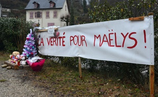 Des peluches et des bouquets de fleurs déposés sur le lieu de la disparition de la petite Maëlys, à Pont de Beauvoisin (Isère).