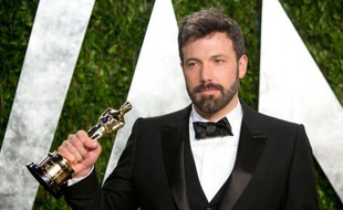 Les médias iraniens ont qualifié lundi de "politique" l'attribution de l'Oscar du meilleur film à "Argo", le long-métrage de Ben Affleck qui porte sur la crise des otages américains de 1979, critiquant l'apparition pour l'annoncer de la Première dame Michelle Obama.