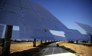 A la centrale solaire Gemasolar, pas question de déprimer quand le ciel se fait nuageux: grâce à une technologie unique au monde, l'énergie accumulée quand le soleil brille permet de produire encore de l'électricité la nuit ou les jours de pluie.
