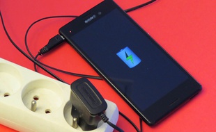 Un téléphone portable en charge (illustration).