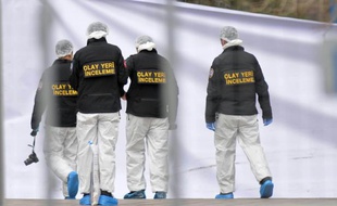 Des experts scientifiques enquêtent le 14 mars 2016 au lendemain d'un attentat à la voiture piégée qui a fait au moins 35 morts dans le centre d'Ankara, en Turquie