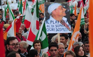 Le Parti démocrate, principale force d'opposition de gauche en Italie, a rassemblé des dizaines de milliers de manifestants samedi à Rome, pour un meeting très coloré aux accents nationalistes sous le mot d'ordre "la Constitution italienne, la plus belle du monde".