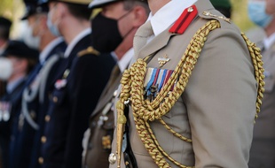 Décorations militaires lors d'une commémoration de la bataille d'Angleterre, à Paris, le 16 septembre 2020.
