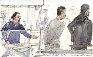 Croquis d'audience montrant, de gauche à droite, Youssef (26 ans), Fares Farsi (21 ans) et Salah-Eddine Gourmat (24 ans) lors de leur procès au tribunal de justice de Paris le 30 janvier 2014
