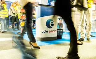 Le taux de chômage devrait se stabiliser au second semestre 2015 à 10% en métropole, en très légère baisse (0,1 point) par rapport à 2014, selon l'Insee