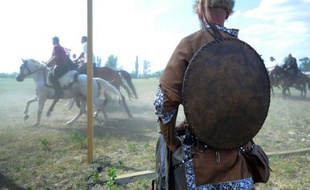 Au coeur de la campagne magyare, des dizaines de milliers de Hongrois rencontrent leurs cousins éloignés issus d'une vingtaine de peuples de l'Asie et du Caucase lors d'un festival culturel. Leur lien de parenté: tous se disent descendants des Huns.