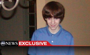Il s'agit de la première photo du tueur de Newtown, Adam Lanza, publiée par ABC News. Le tueur avait 20 ans mais le cliché date de 2005 (il avait donc 13 ans ici).