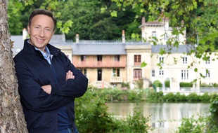 Stéphane Bern présente l'édition 2020 de l'mission Le village préféré des Français sur France 3