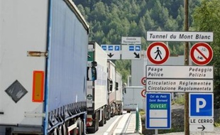 Le ressortissant indien qui conduisait une camionnette chargée de 30 passagers clandestins de nationalité indienne, âgés de 16 à 30 ans, découverts mercredi à Chamonix, sera présenté à un juge d'instruction vendredi après-midi, a indiqué le parquet de Bonneville.