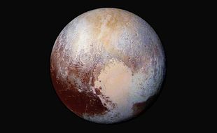 Pluton, objet céleste glacé, qui pourrait devenir un jour le dernier endroit habitable de notre système solaire.
