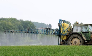 Un agriculteur répand des pesticides sur un champ (illustration)