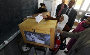 La dernière phase de l'élection-marathon des députés s'est achevée mercredi en Egypte, avec en prime pour les islamistes largement gagnants une rencontre sans précédent des Frères musulmans avec le numéro deux du département d'Etat américain William Burns.