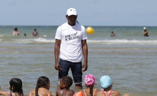 Des enfants venus d'Ile de France jouent le 20 août 2014 sur la plage de Ouistreham (Calvados) lors d'une journée organisée par le Secours populaire
