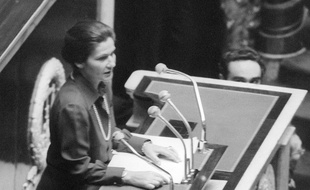 Simone Veil, alors ministre de la Santé prononce un discours à l'Assemblée nationale le 26 novembre 1974 où elle défend le droit à l'IVG.