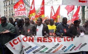 Environ 200 à 300 travailleurs sans-papiers occupaient samedi et depuis la veille, des locaux du syndicat CGT dans le IIIe arrondissement de Paris, pour protester contre le refus de la préfecture de régulariser leur situation.