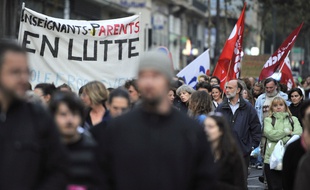 Les enseignants et les parents manifestent contre la réforme des retraites à Marseille, le 14 octobre 2010.