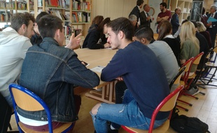 Saint-Genis-Laval, le 23 mai 2018. Des élèves réunis au sein du lycée Descartes au lendemain des résultats de Parcoursup.