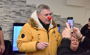L'humoriste Jean Marie Bigard avec un nez de clown, à Paris le 13 décembre 2020