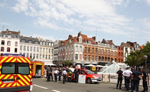 Lille, le 28 juin 2012. Pompiers devant la station de métro Rihour.