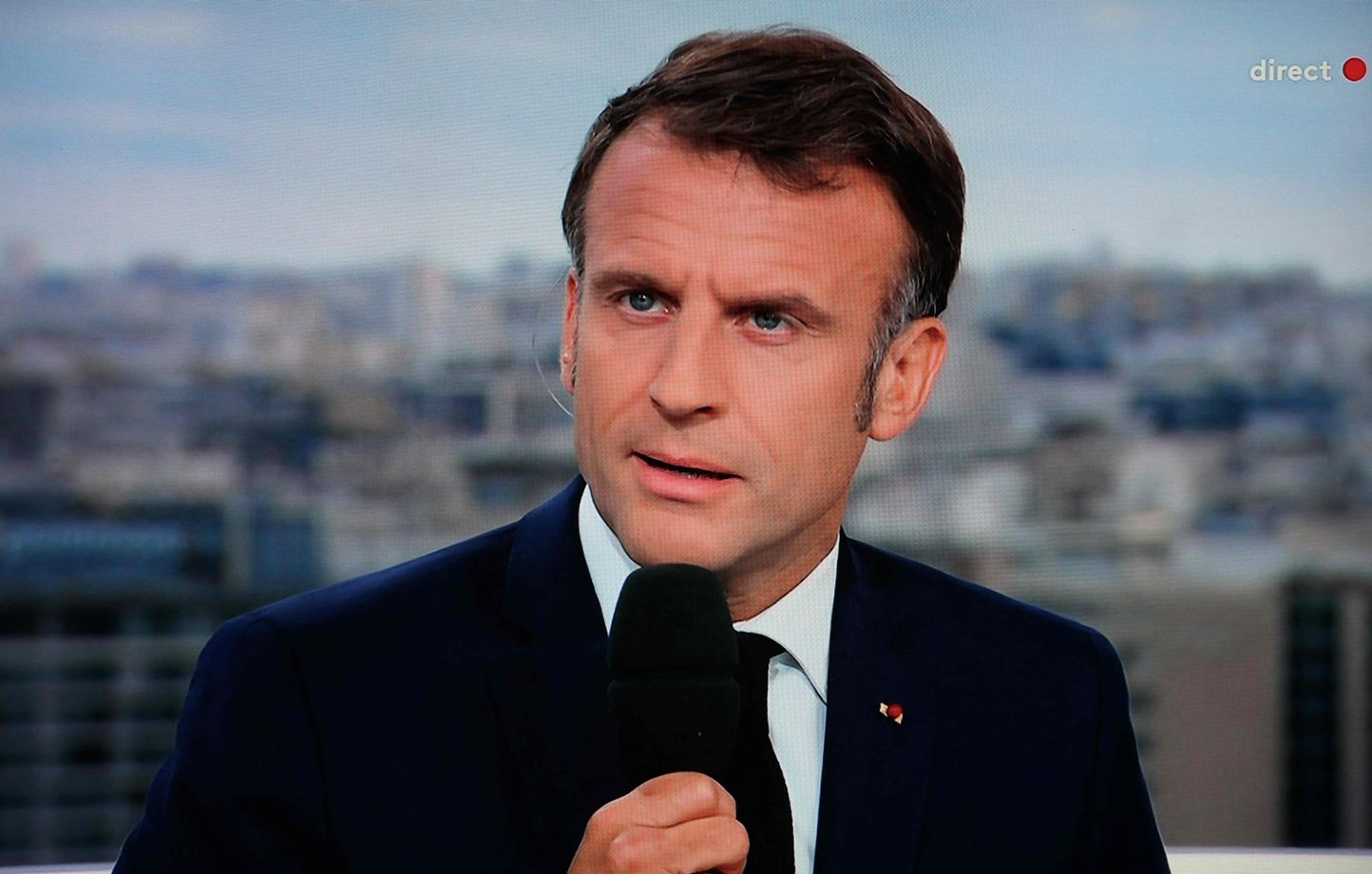 Le président français Emmanuel Macron lors d'une interview en direct sur la chaîne de télévision française France 2 le 23 juillet 2024.