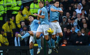 Samir Nasri, pas vraiment impliqué sur le coup-franc transformé par Robin Van Persie lors du match entre Manchester City et Manchester United le dimanche 9 décembre 2012.
