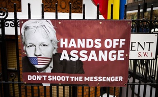 Une affiche en faveur de Julian Assange sur la grille de l'ambassade d'Equateur à Londres, le 6 avril 2019.