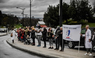 Une chaîne humaine devant l'hôpital Robert Debré à Paris pour dénoncer le manque de moyens, dimanche 2 février.
