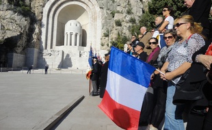 Des dizaines de Niçois se recueillent au monument aux morts de Nice.