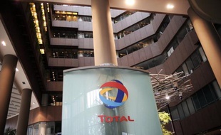 Le titre du groupe français Total creusait encore ses pertes mardi après-midi à la Bourse de Paris, alors qu'une importante fuite de gaz décelée sur une de ses plateformes en mer du Nord pourrait prendre plusieurs mois à être colmatée, selon les analystes