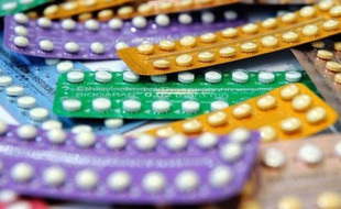 Illustration de plaquettes de pilules contraceptives.