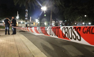 La police a délimité un périmètre de sécurité après la fusillade à Jacksonville, qui a fait deux morts dimanche.