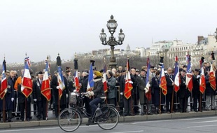 Une foule nombreuse, environ un millier de personnes, dont de nombreux militaires, s'est rassemblée mardi sur le pont Alexandre III à Paris au passage du convoi funéraire des quatre soldats français tués vendredi en Afghanistan, a constaté un journaliste de l'AFP.