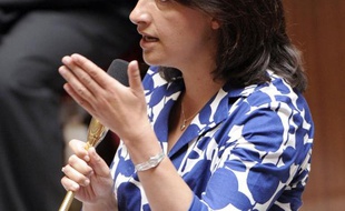 La ministre du Logement Cécile Duflot a été "étonnée" des exclamations qui l'ont accueillie mardi à l'Assemblée nationale sur certains bancs de la droite parce qu'elle portait une robe, a-t-elle déclaré jeudi.