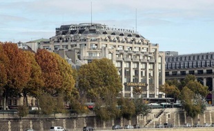La mairie de Paris a confirmé mercredi avoir accordé à LVMH le permis de construire pour lancer le chantier de transformation de la Samaritaine fermée depuis 2005 où des commerces et un hôtel de luxe côtoieront des logements sociaux et une crèche.