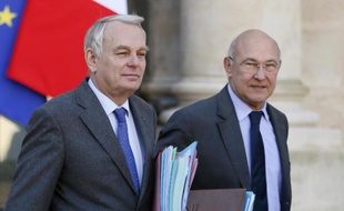 Jean-Marc Ayrault a tenté un coup de poker face à la grogne anti-impôts en annonçant une "remise à plat" du système fiscal, qui rappelle les promesses de réforme du candidat Hollande et acte le renvoi à plus tard de l'écotaxe.