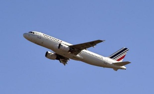 Un Airbus A320 de la compagnie aérienne Air France décolle de l'aéroport de Toulouse-Blagnac le 10 février 2015