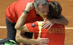 L'Espagne, tenante du titre, s'est qualifiée dimanche pour sa quatrième finale de Coupe Davis en cinq ans malgré l'absence de Rafael Nadal, le N.5 mondial David Ferrer apportant le point décisif (3-1) face aux Etats-Unis, en battant en quatre sets John Isner 6-7 (3/7), 6-3, 6-4, 6-2