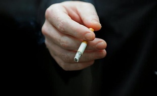 Le fabricant de tabac Philip Morris a annoncé lundi avoir porté plainte contre le gouvernement australien, après le vote au parlement d'une loi obligeant les firmes à présenter les cigarettes dans des paquets uniformes, quelle que soit la marque.