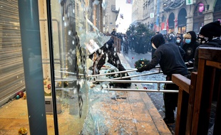 Plusieurs vitrines de magasin ont été cassés lors de la manifestation bordelaise.