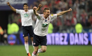 Stéphane Dumont lève les bras après la victoire du Losc en coupe de France en 2011