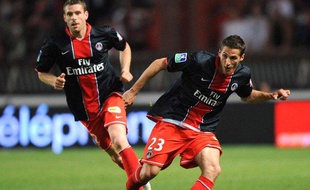 Le milieu de terrain du PSG, Jérémy Clément (à droite) et Sylvain Armand, lors du match PSG - Saint-etienne, le 10 mai 2008.