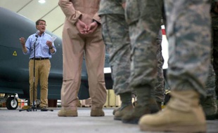Le secrétaire d'Etat à la Défense américain Ashton Carter parlent à des soldats pendant une tournée auprès de l'US Air Force sur la base d'Al-Dhafra aux Emirats arabes unis le 16 avril 2016