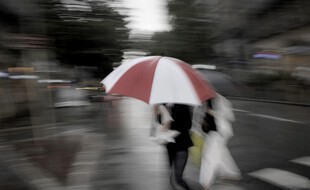 Sortez les parapluies, ou restez chez-vous. (illustration)