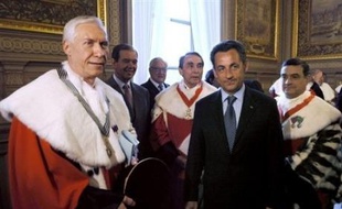 Le président Nicolas Sarkozy (2eD) pose au côté de Vincent Lamanda (G), ex-président de la cour d'appel de Versailles, qui vient d'être officiellement installé dans ses fonctions de Premier président de la Cour de cassation, le plus haut statut de la magistrature française, à Paris le 30 mai 2007. Il succède à Guy Canivet, Premier président de 1999 à mars 2007. Le nouveau Premier président de la haute juridiction a lancé un appel aux magistrats: "Ne doutez pas !". 2eG, Patrick Ollier, président de l'Assemblée nationale sortante, Christian Poncelet, président du Sénat, Bruno Cotte (C), président de la Chambre criminelle de la Cour de cassation, et Jean-Louis Nadal (D), procureur général près la Cour de Cassation. AFP PHOTO POOL ERIC FEFERBERG French President Nicolas Sarkozy (2nd R) poses 30 May 2007 in Paris next to Vincent Lamanda, the new first President of the Cour de Cassation, during an official ceremony where he took up his post. AFP PHOTO POOL ERIC FEFERBERG