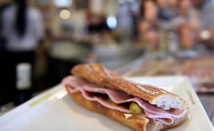 Le traditionnel sandwich jambon-beurre, prêt à la consommation, le 4 mars 2015 à Paris