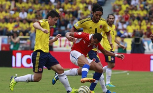 Les Colombiens James Rodriguez (à gauche) et Abel Aguilar prennent en tenaille le Chilien Alexis Sanchez, le 11 octobre 2013 à Barranquilla, lors d'un match éliminatoire pour la Coupe du monde 2014.