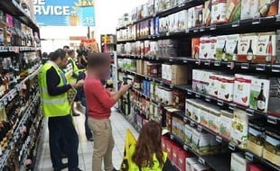 Les militants de la coordination rurale de l'Aude ont mené une action coup de poing dans les rayons d'un supermarché de Narbonne pour dénoncer l'étiquetage trompeur des vins d'origine étrangère.