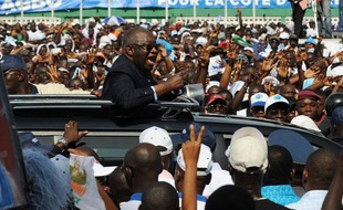 Le président sortant, et candidat à l'élection présidentielle ivoirienne, Laurent Gbagbo salue ses supporteurs, à Abidjan, le 29 octobre 2010.
